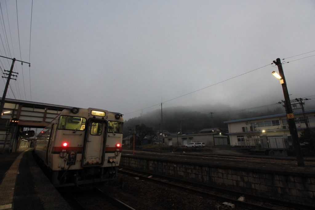 今日の一枚 夜明け前の飛騨金山駅 独身男の日本全国出張グルメ旅行